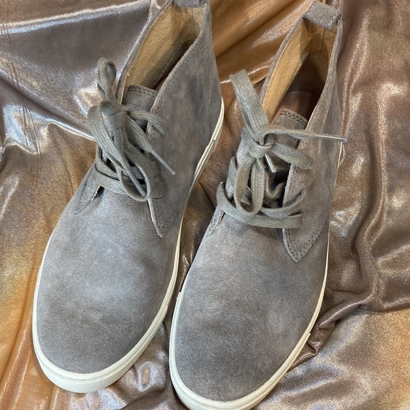 Frye mens chukkas in‎ taupe. Size 8 all suede leather. Excellent condition. main image 4